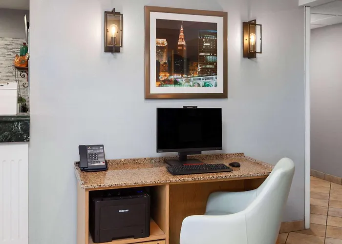 Best Hotels with In-Room Jacuzzis in Independence Ohio